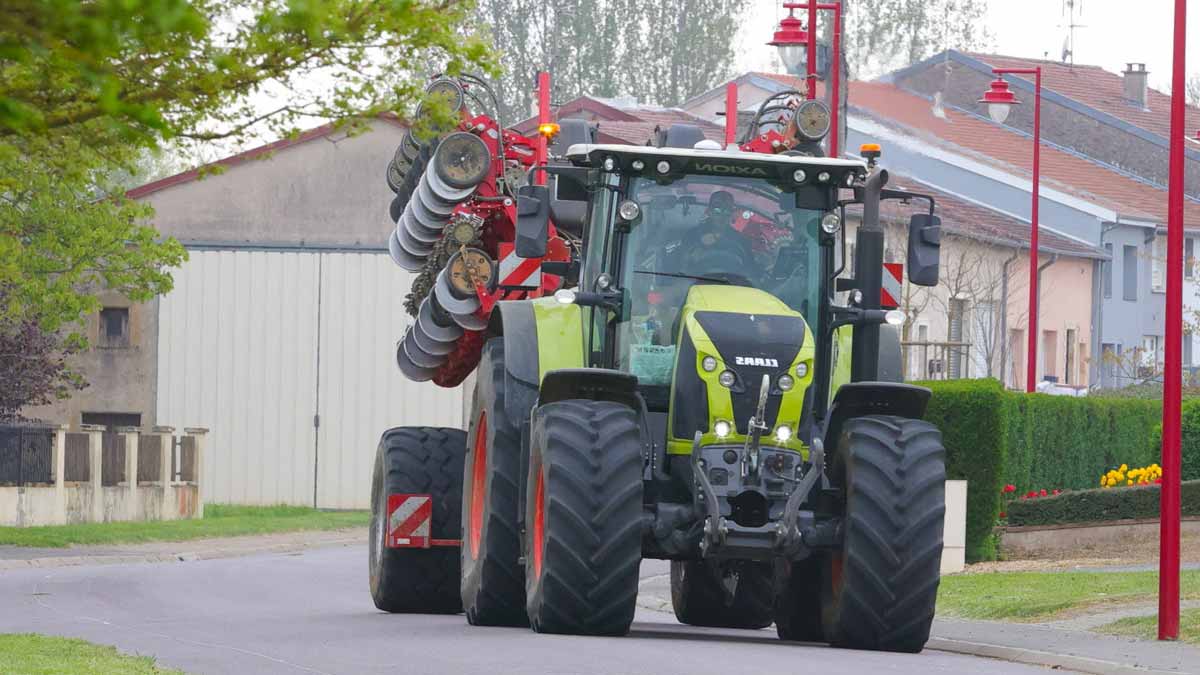 A-t-on le droit de dépasser un tracteur sur une ligne blanche  La seule réponse